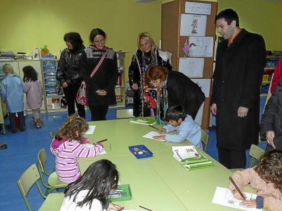 La consejera (en el centro hablando con un niño) visitó ayer el colegio de Canfranc.