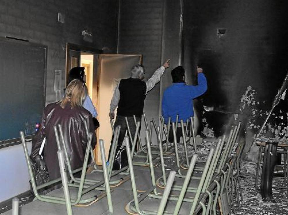 El director, la alcaldesa, María Teresa Font, y los técnicos comprobaron los daños del incendio.