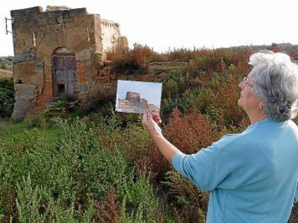 Imagen de archivo de una vecina mostrando una foto del castillo.