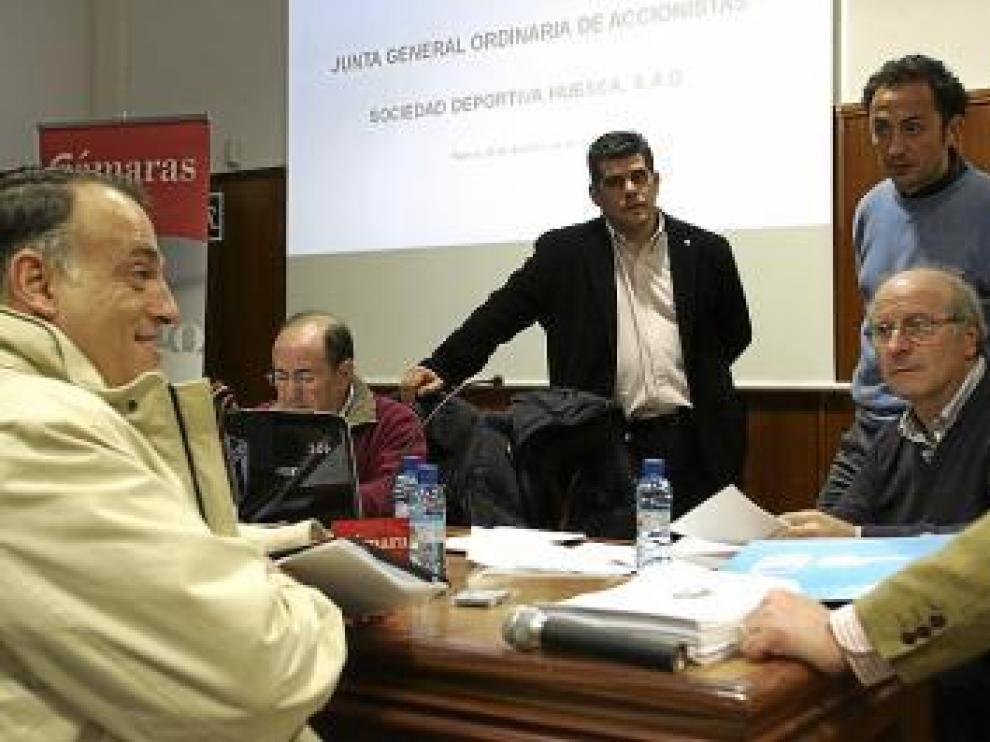 Tebas, junto a otros directivos del Huesca, antes de la junta.