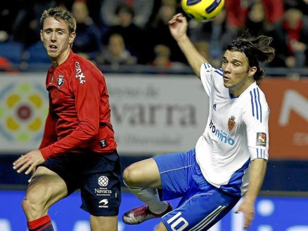 Bertolo, ante la vigilancia de Monreal, en el Osasuna-Zaragoza del domingo.