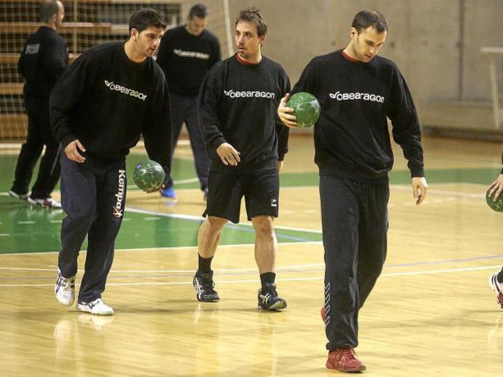 La plantilla del Obearagón Huesca calienta en el último entrenamiento del año. Después, vacaciones hasta el 4 de enero.