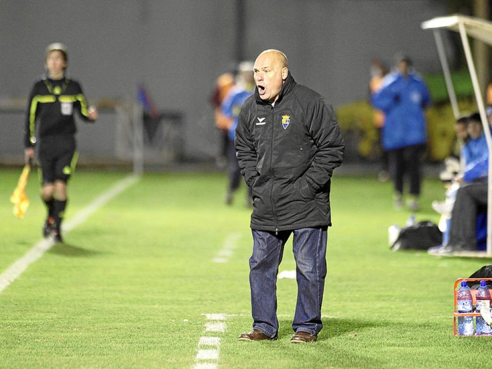 Calderé, entrenador del Teruel, da instrucciones a sus jugadores