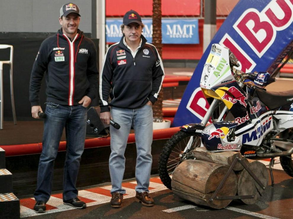 Marc Coma y Carlos Sainz (d) posan durante la presentación del Rally Dakar 2011