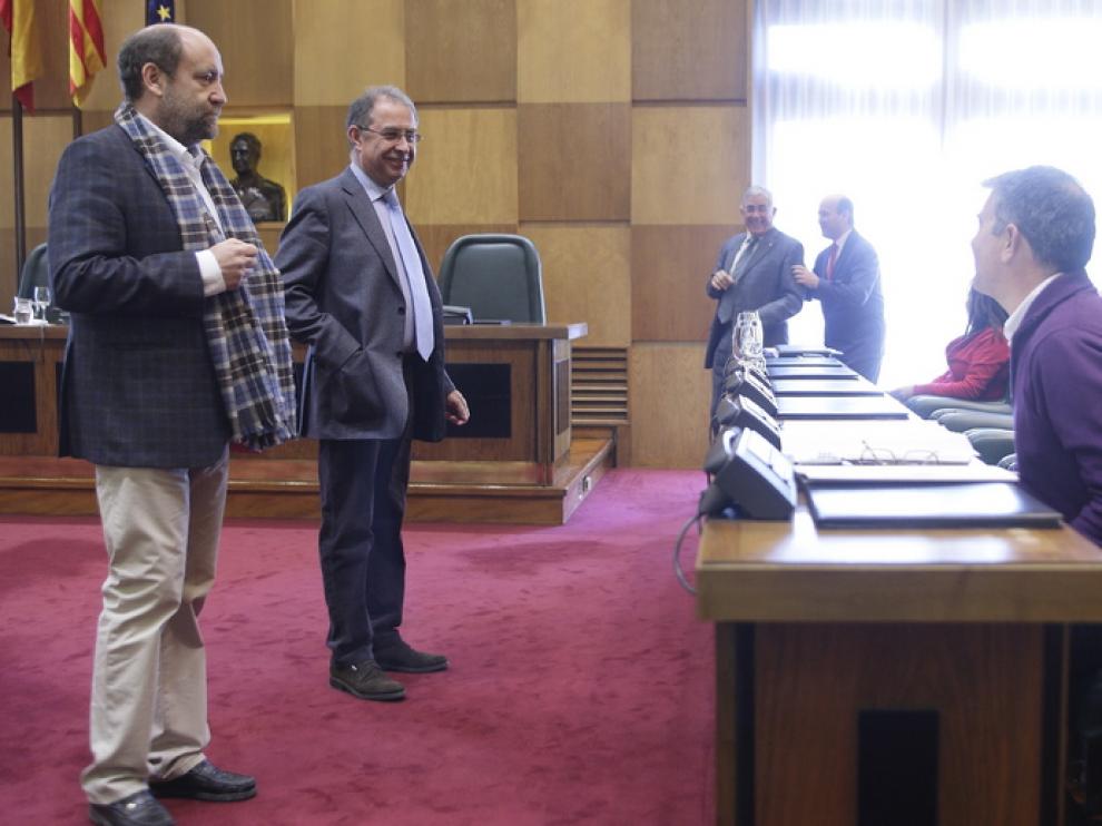 José Manuel Alonso, portavoz de IU, de pie a la izquierda de la imagen, durante la comisión