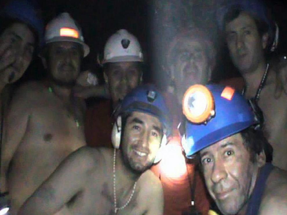 La historia de 33 mineros chilenos atrapados a 700 metros de profundidad conmocionó al mundo. Su rescate fue seguido en directo por millones de personas