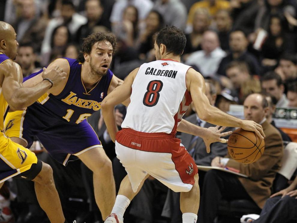 Pau Gasol defiende ante el control de José Manuel Calderón