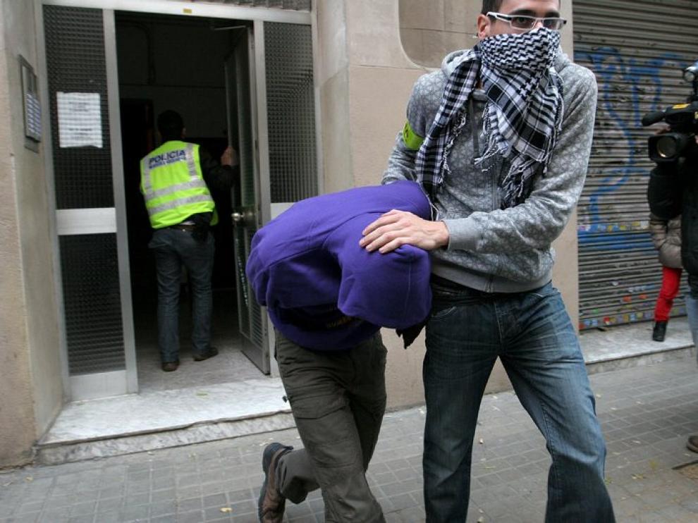 Efectivos de los Mossos D'Esquadra detienen al imputado por el delito de pornografía infantil
