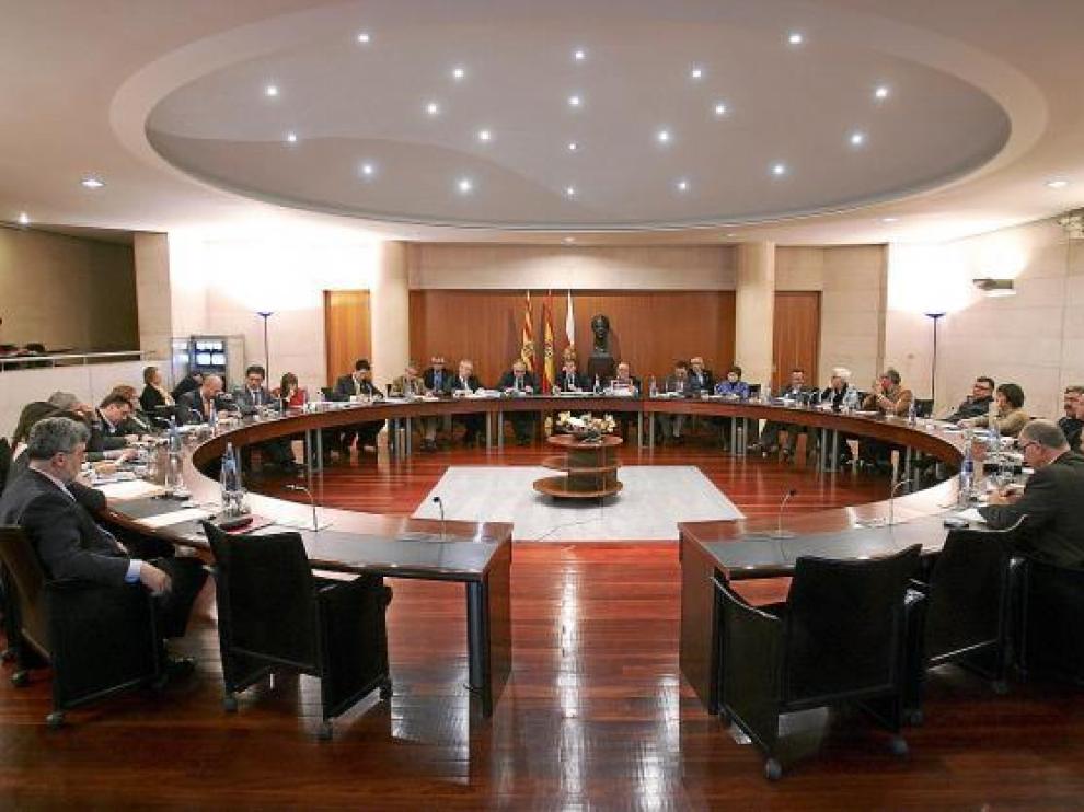 El pleno de la Diputación Provincial de Huesca ayer, durante el debate de los presupuestos.
