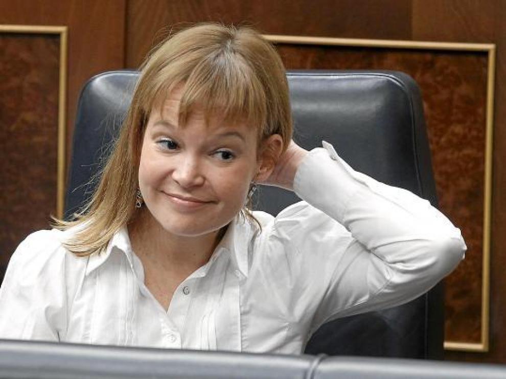 Leire Pajín sonríe en su escaño del Congreso, durante la votación sobre la ley antitabaco, ayer.