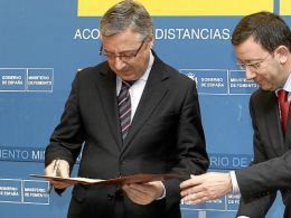 El ministro Blanco y Enrique Villaroya, en la firma del convenio.