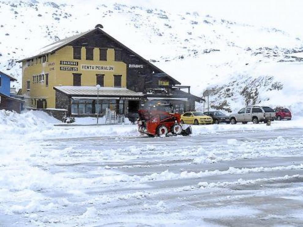 La nieve caída en el Portalet dificultó el tráfico toda la jornada y obligó a usar cadenas.