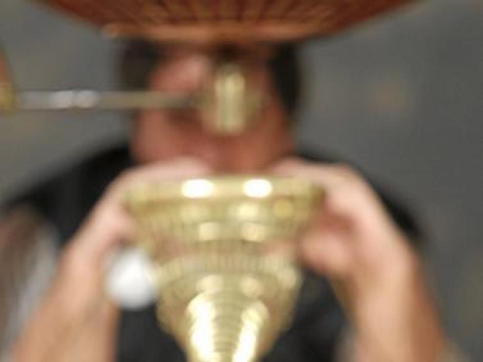 Un operario comprueba uno de los bombos del sorteo.