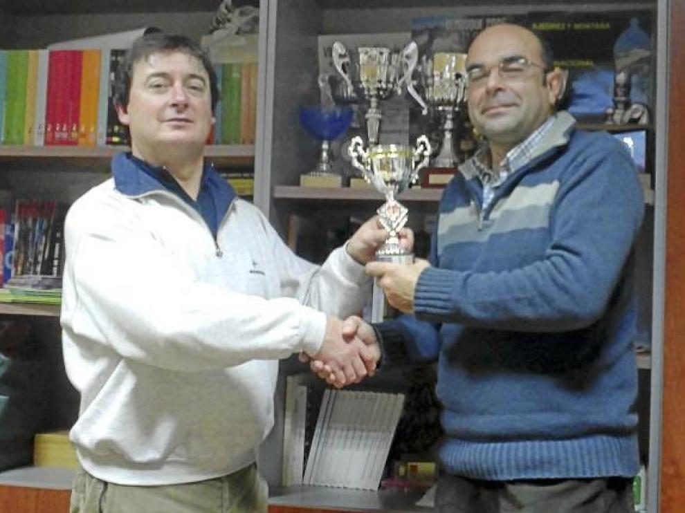 José Luis Pellicer, de la Aurora Estadilla, recibe un trofeo.