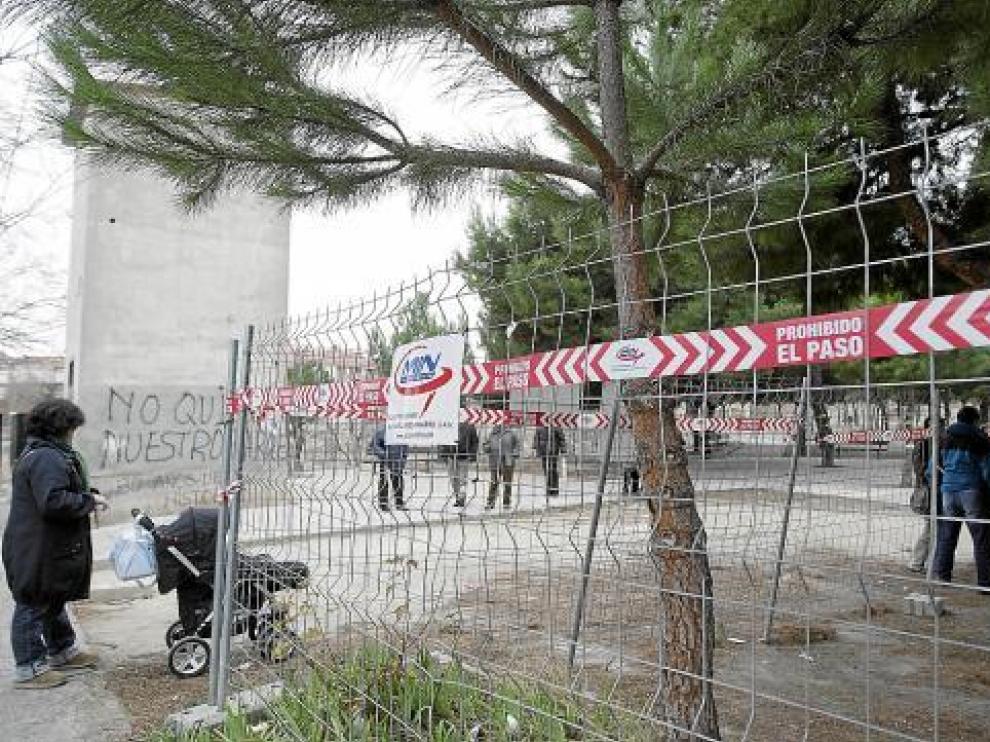Varios vecinos hicieron ayer guardia de nuevo para impedir la entrada de las máquinas.