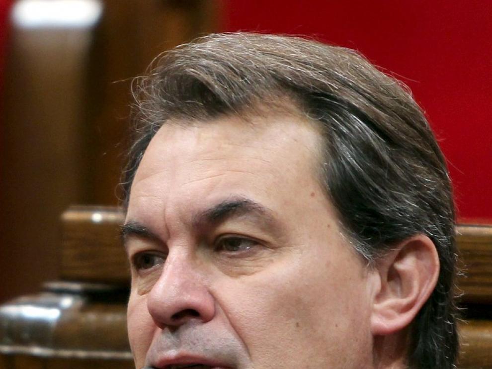 Artur Mas escucha a uno de los portavoces de los demás grupos parlamentarios