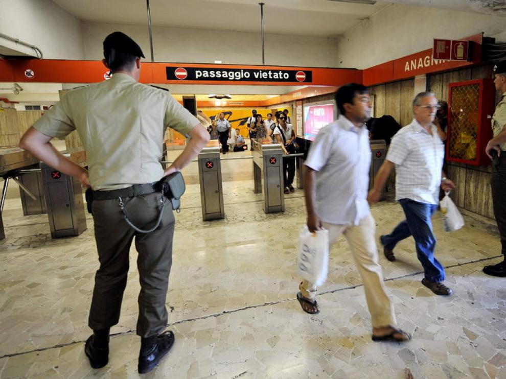 Los carabineros vigilan una estación tras la alarma originada