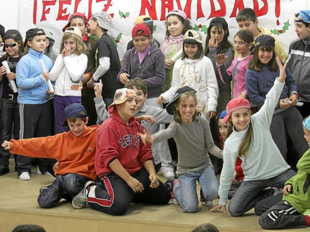 Los alumnos del colegio Pirineos-Pyrénees se atrevieron con danzas modernas como el hip-hop en su fiesta navideña.