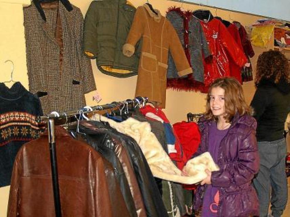 En la imagen, algunos de los primeros vecinos en acercarse al rastrillo solidario de Sariñena.