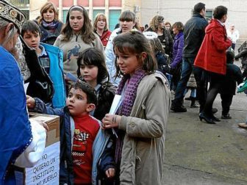 Los niños entregaron ayer su carta al cartero real.