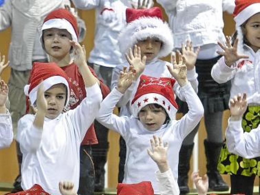 Los niños del Agustina de Aragón, ayer, en la fiesta de Navidad.