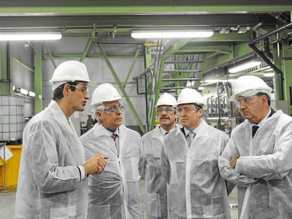 Directivos de Syral, con el consejero de Agricultura del Gobierno de Aragón, Gonzalo Arguilé, ayer.