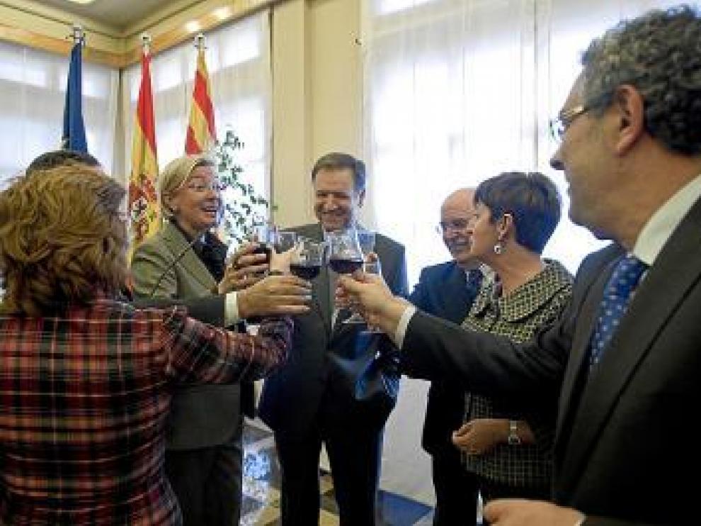 Iglesias brindó con vino de Somontano con sus consejeros.