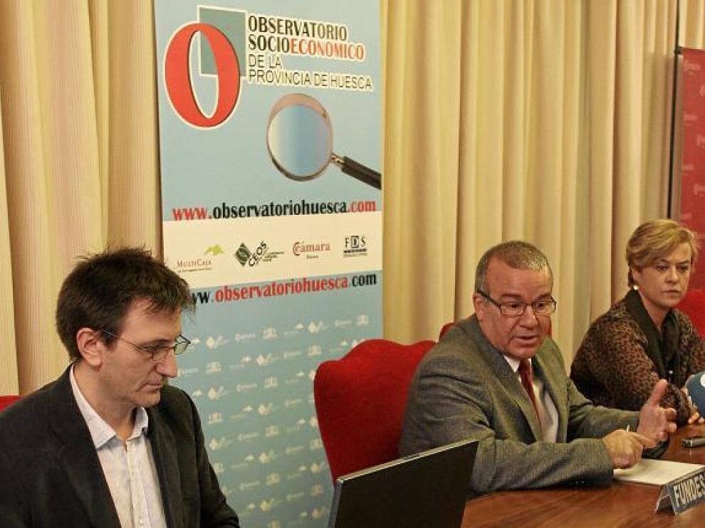 Jorge Gómez, Jose Miguel Nasarre y María Gracia, durante la preentación del estudio.