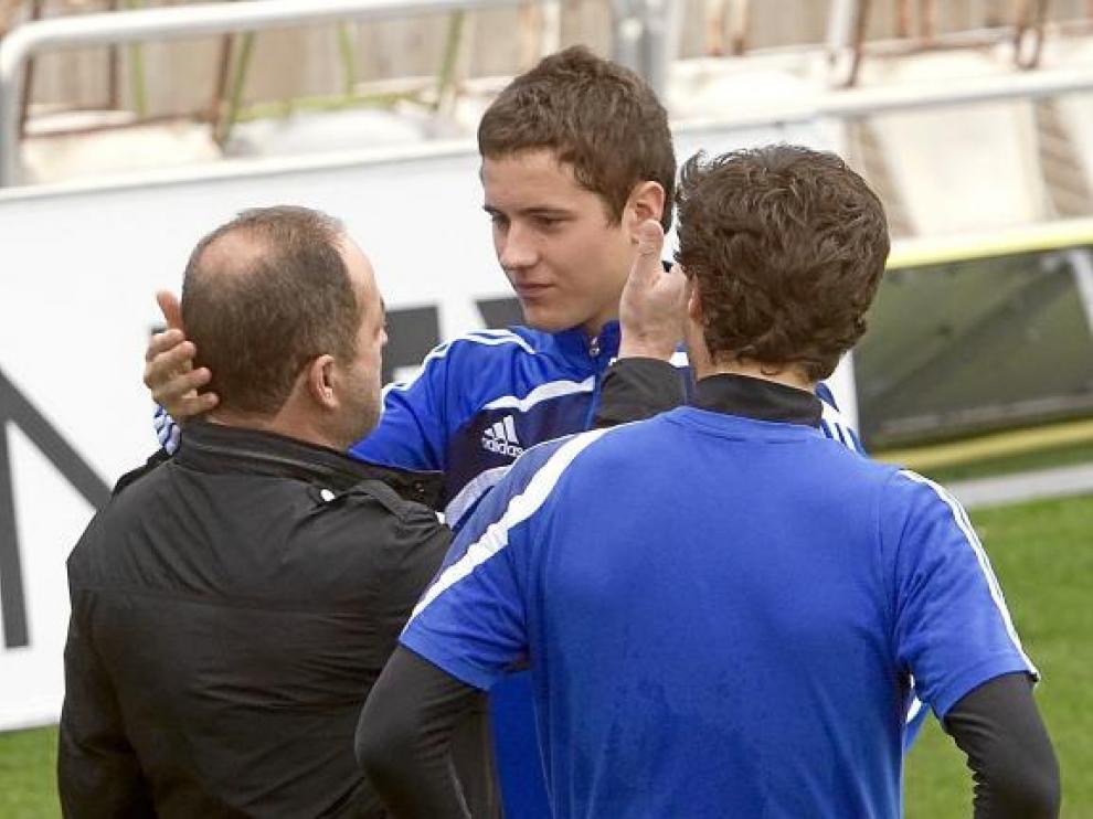 Ander Herrera y Agapito Iglesias se saludan en un entrenamiento en presencia de Jorge López.