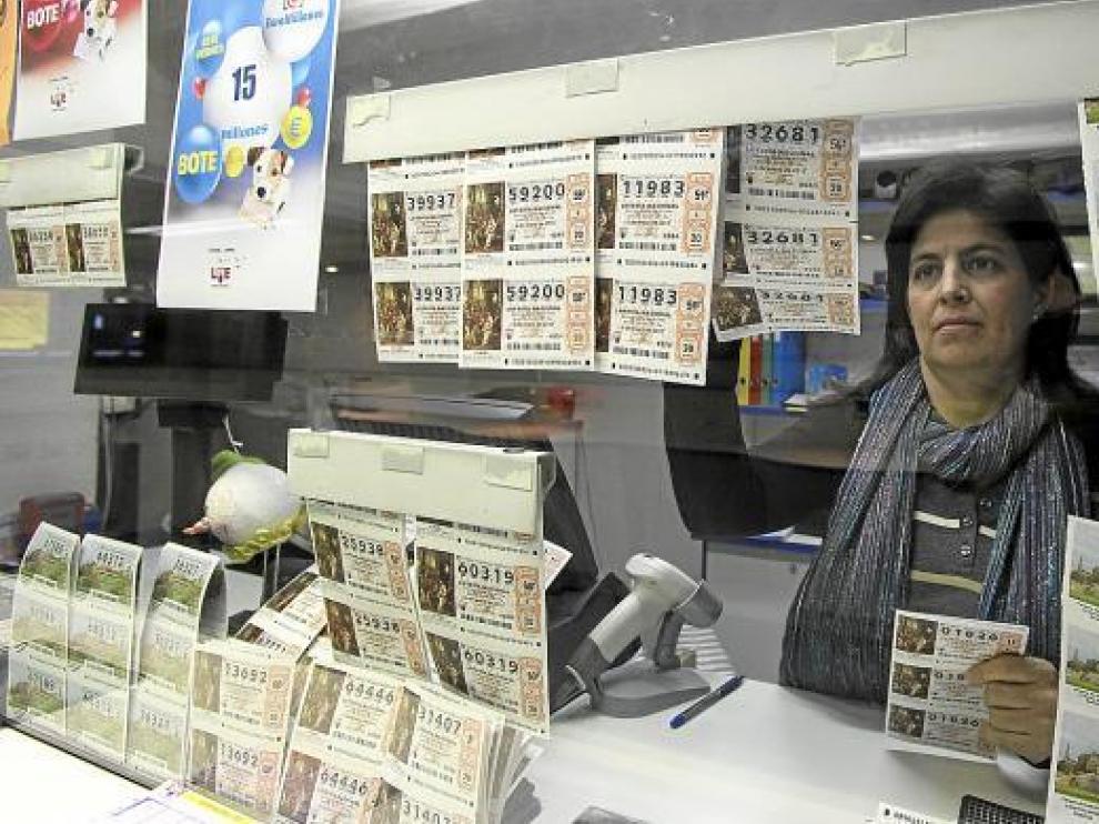 Una lotera prepara números para el sorteo del Niño confiando en que traigan más suerte que en Navidad.