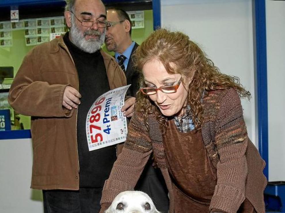 La dueña de la Administración 271 de Barcelona, Ángels, muestra el cuarto premio con su perro.