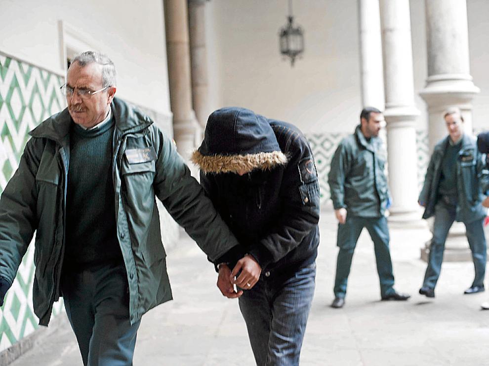 Dos de los acusados, cuando llegaban ayer a la Audiencia.