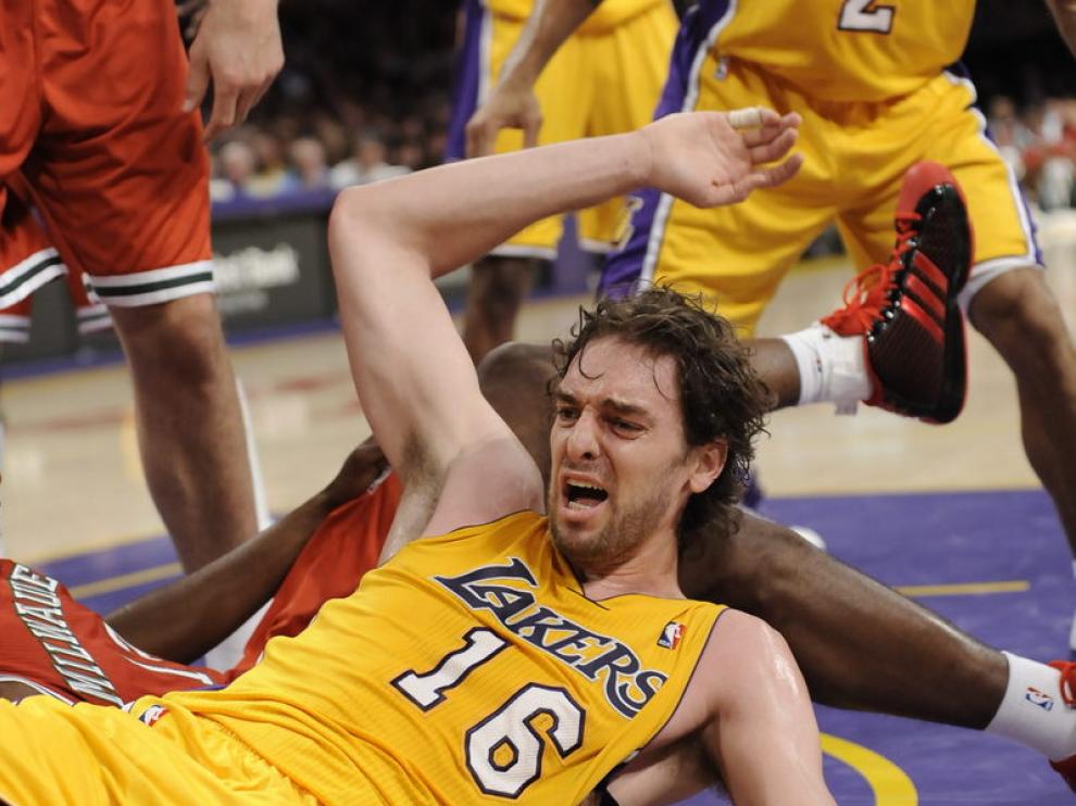 Pau Gasol cae al suelo en una acción del partido