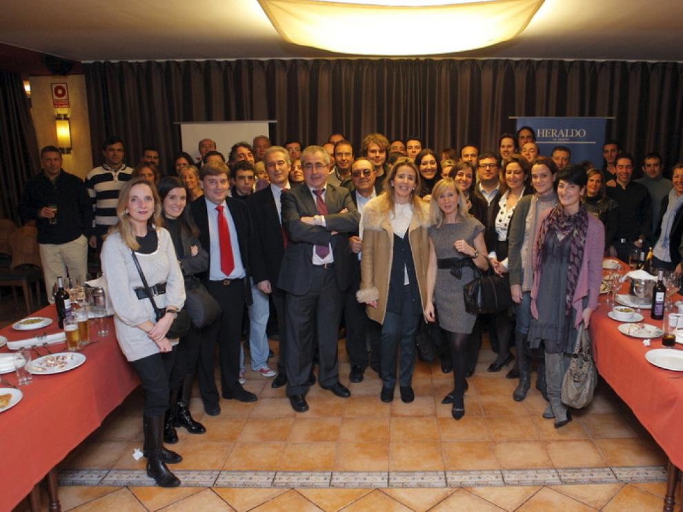 Foto de familia de los asistentes a la invitación de HERALDO
