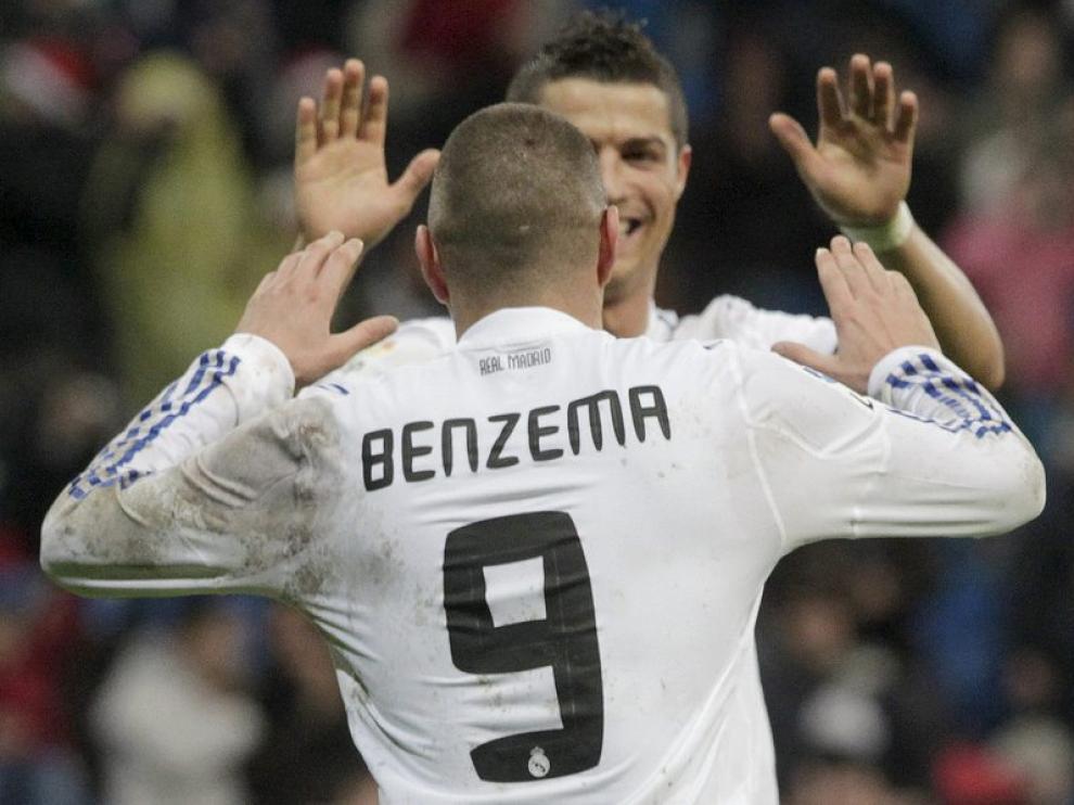 Benzema y Ronaldo se felicitan tras el séptimo gol.