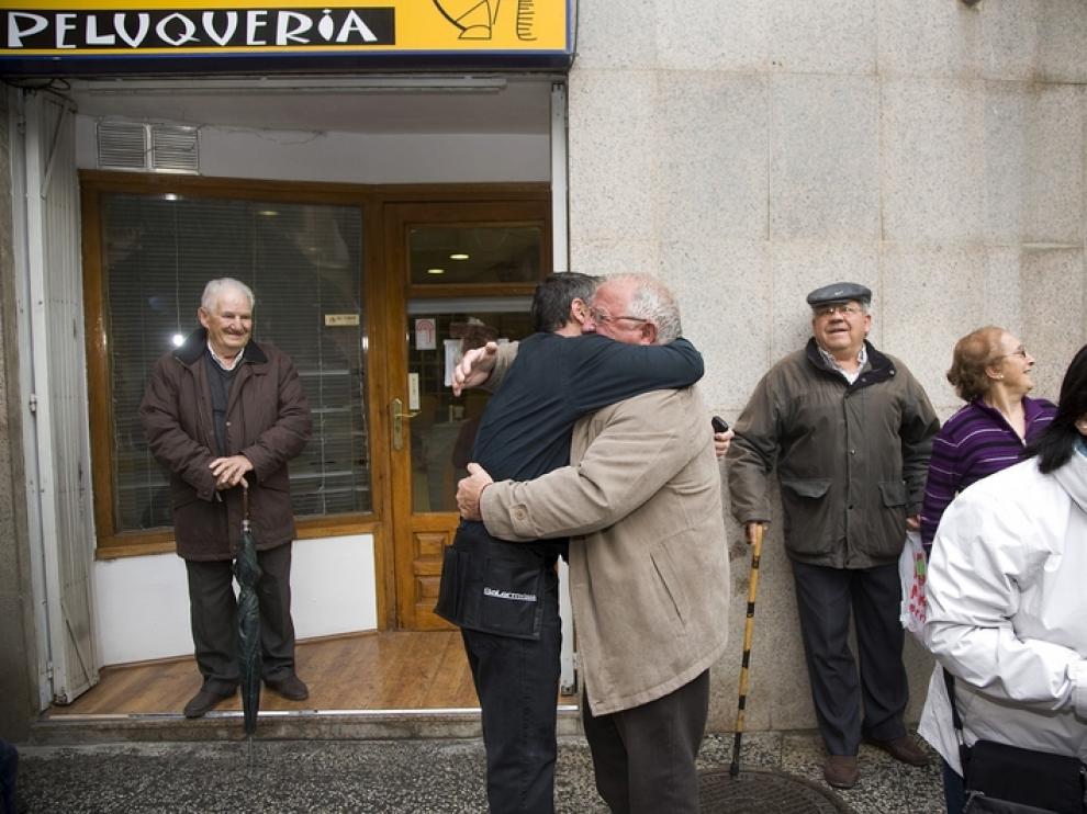 El peluquero de Calatayud, José Luis, celebra el segundo premio de la lotería.