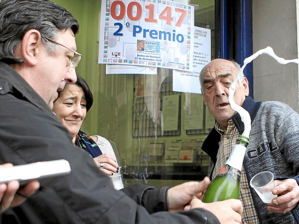 La lotera Ana Angulo celebra junto a clientes y amigos.