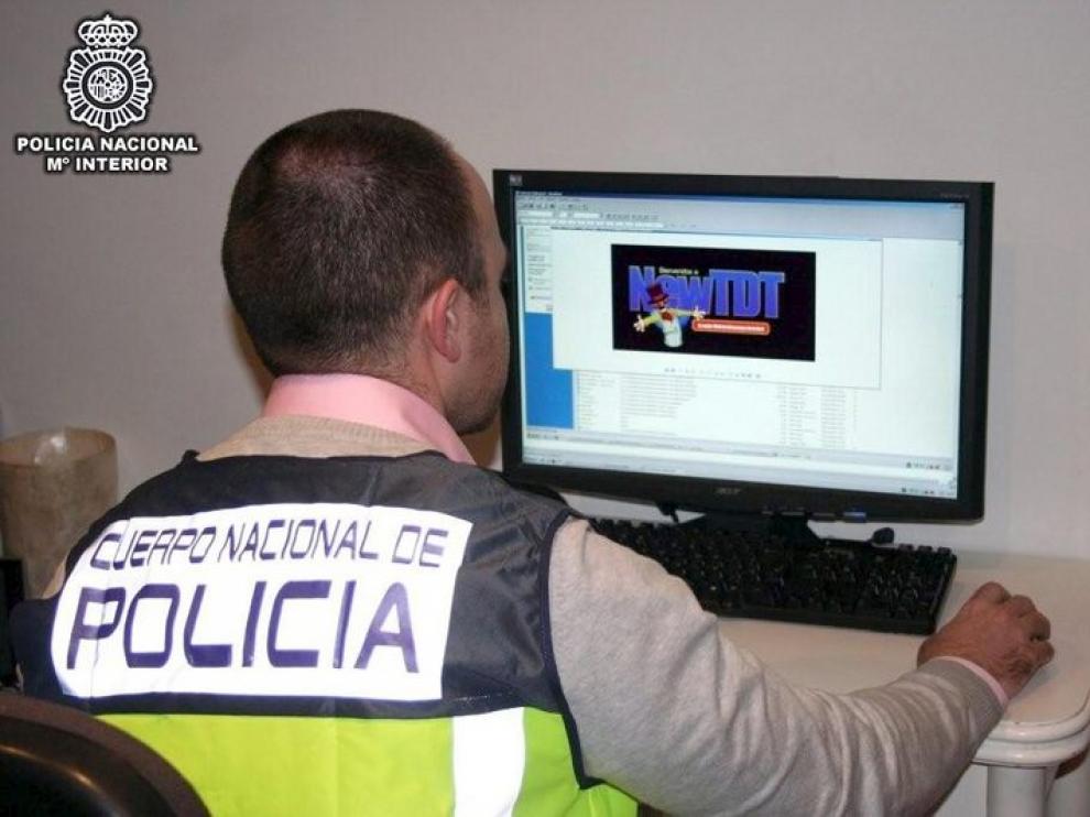Un Policía visita una de las dos webs cerradas.