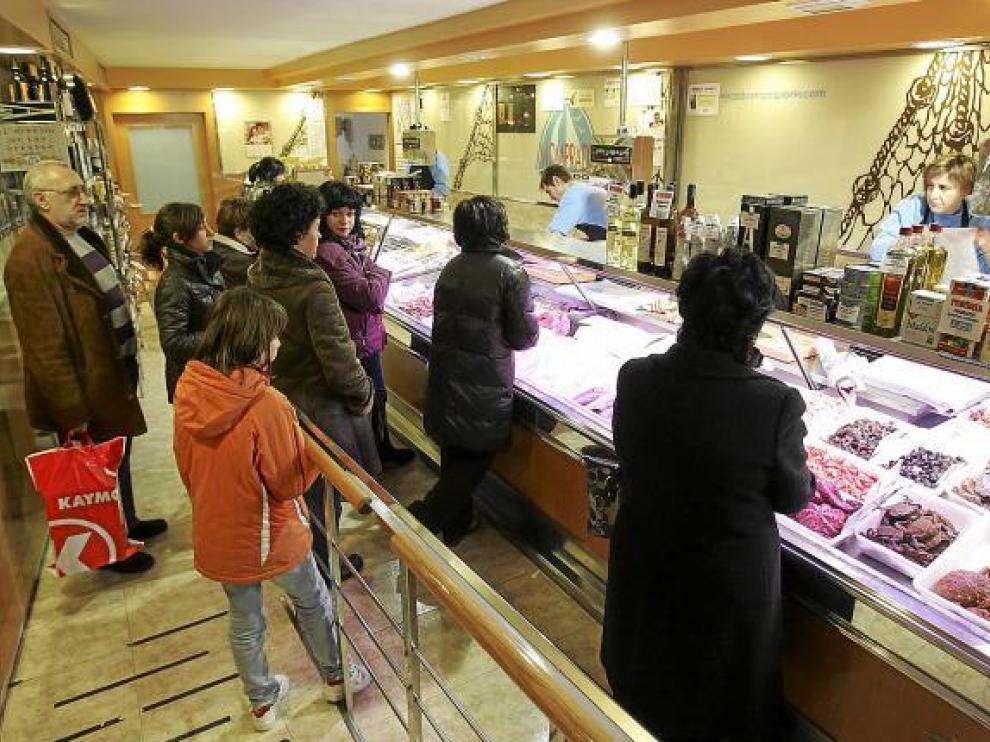 Los establecimientos de alimentación tuvieron ayer una constante afluencia de clientes.
