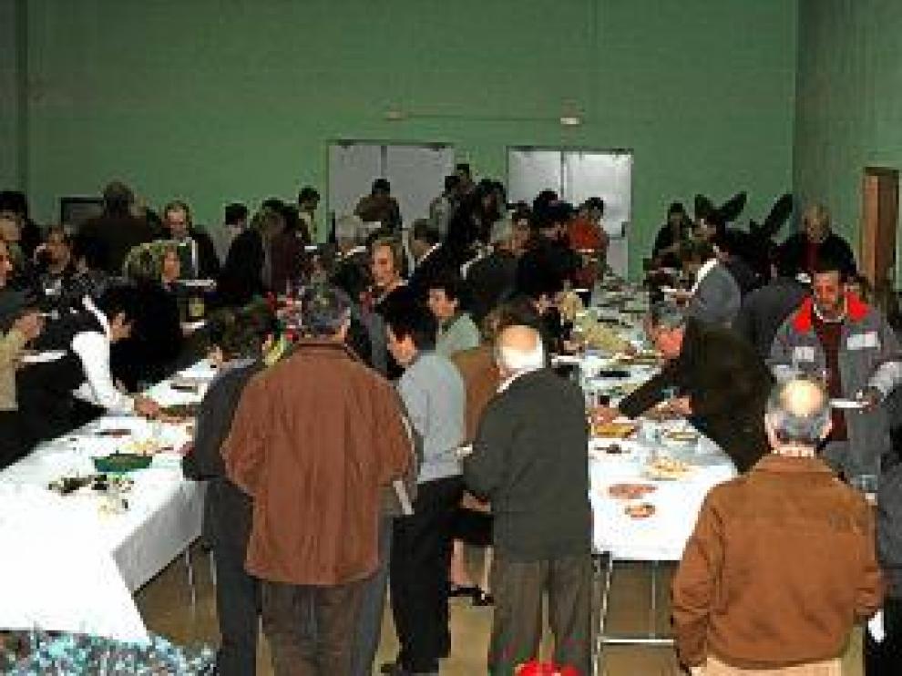 Los vecinos degustaron los platos de la muestra.
