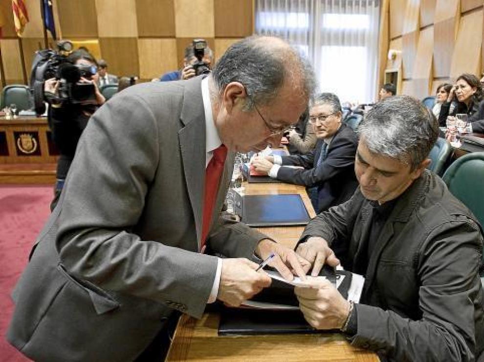 Juan Martín habla con Fernando Gimeno en el Ayuntamiento