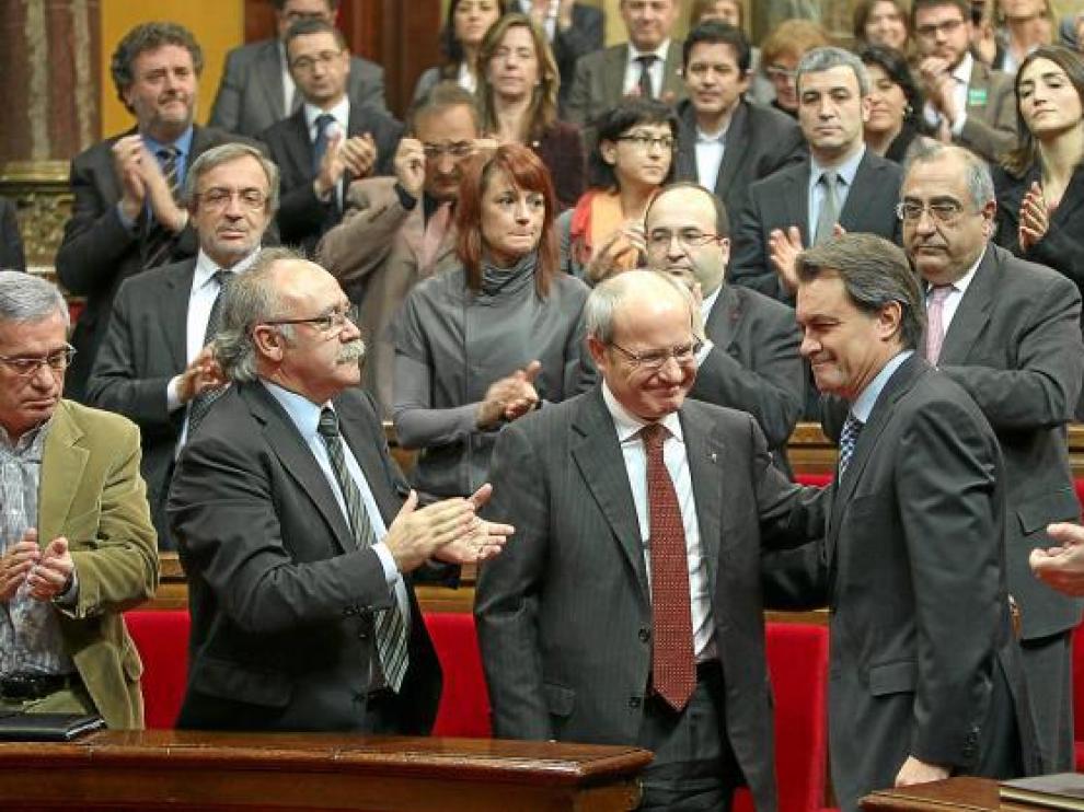 El nuevo presidente catalán, Artur Mas, felicitado por su antecesor, José Montilla.