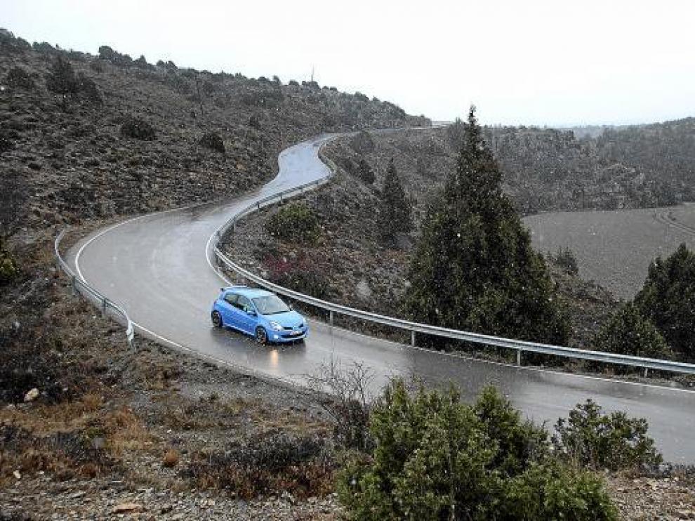 La nieve empezó a caer ayer tarde en la carretera de acceso a las pistas de Javalambre.