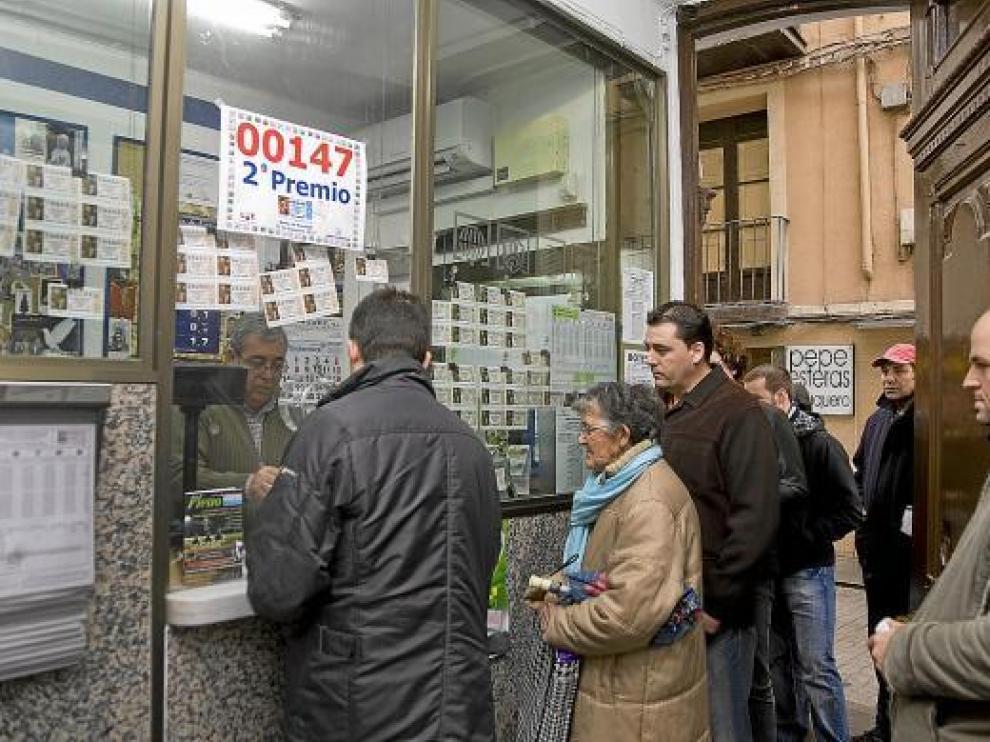 Muchos bilbilitanos hacían fila ayer en la administración número 2 confiando, al menos, en la pedrea.