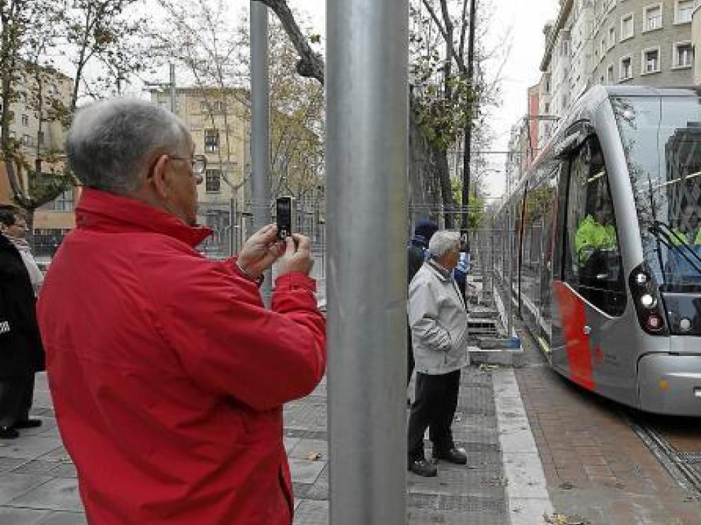 El tranvía fue la estrella de la mañana y objetivo de varias fotos.