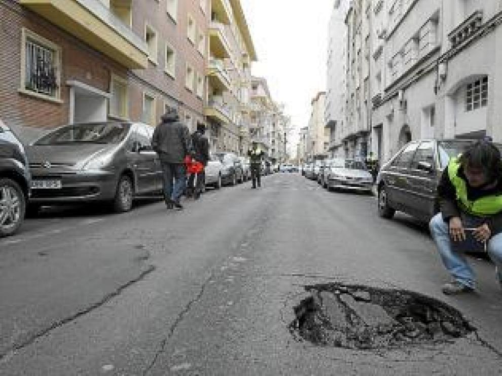 El firme volvió a hundirse ayer en Arzobispo Apaolaza.