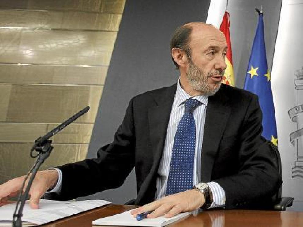 El vicepresidente primero del Gobierno, Alfredo Pérez Rubalcaba, y el ministro de Industria, Miguel Sebastián, después del Consejo de Ministros de ayer.