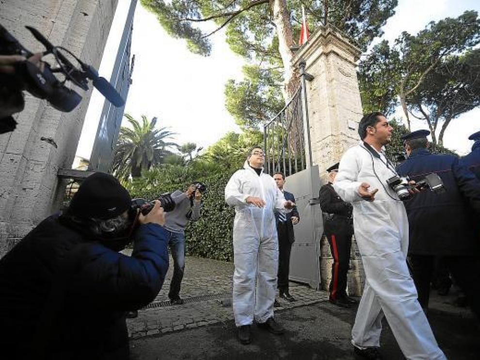 Dos policías trabajan en la embajada de Suiza en la capital italiana, ayer.