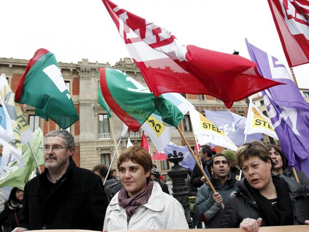 Manifestación en contra de los presupuestos del Gobierno de Navarra organizada por ELA y LAB.