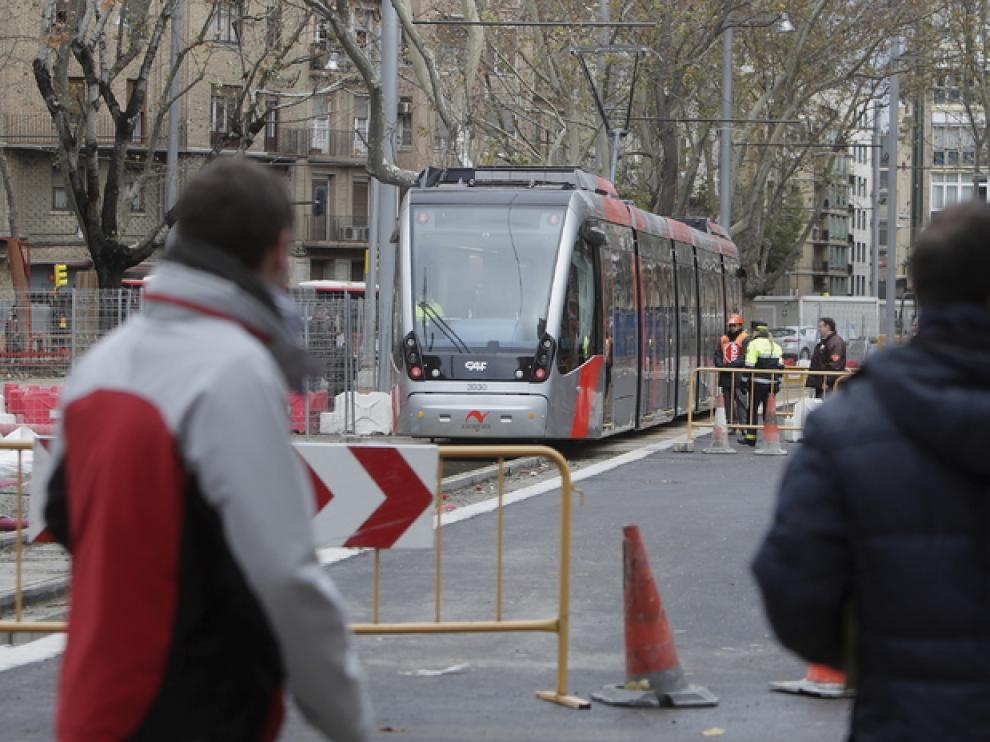 El tranvia ya ha circulado hasta su primera parada, en Gran Vía.